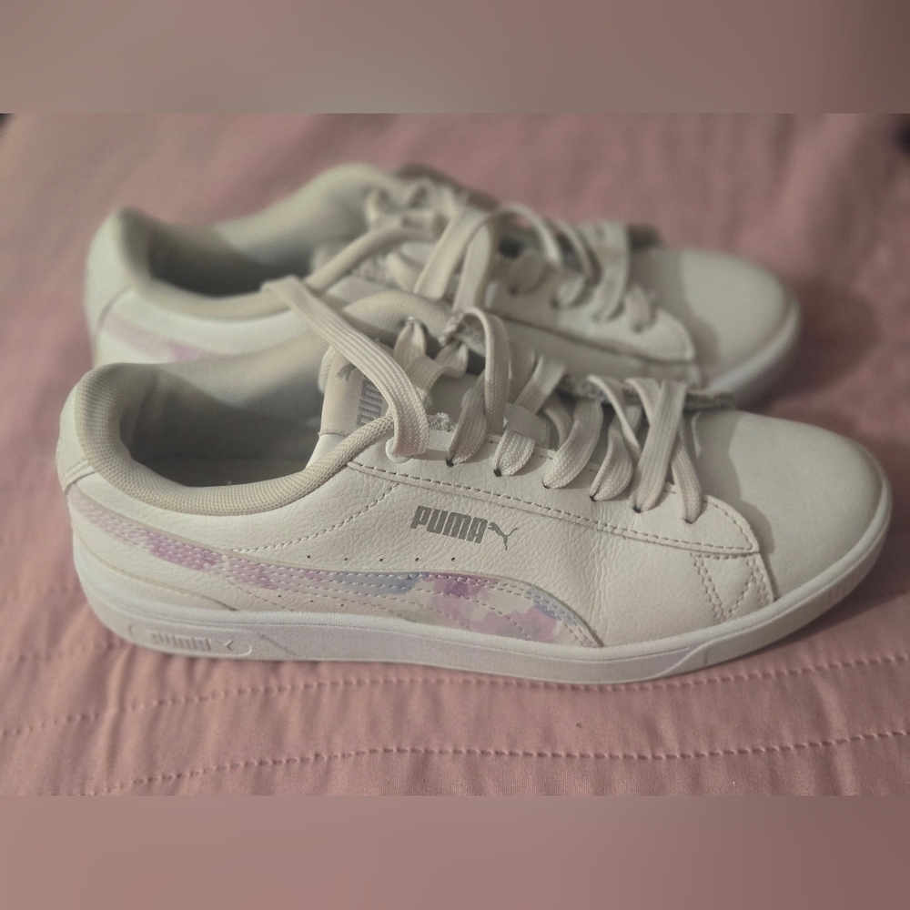 Puma White and Pink Sneakers Low-Top Minimalist Design